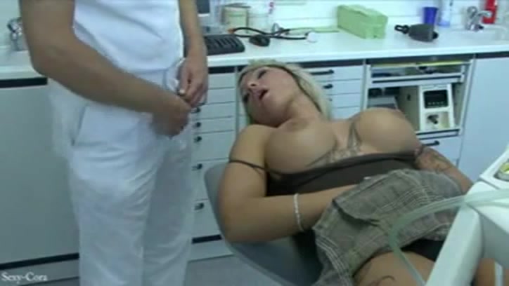 Зубной врач сделал грудастой пациентке наркоз, и трахнул её пока она была в отключке - Порно онлайн