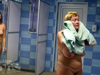Голые тетки моются под душем в СПА салоне